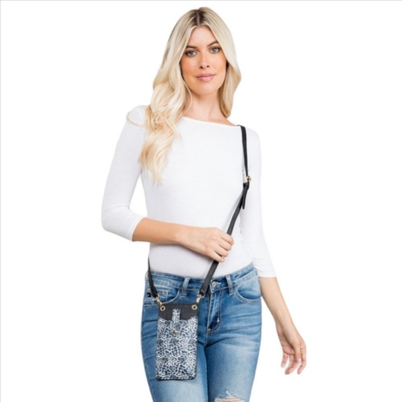 ⚡LAST ONE⚡Black Leopard Print Essentials Crossbody - Picture 4 of 6